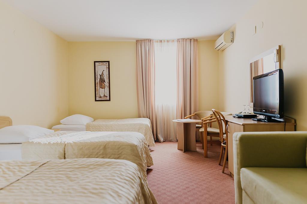 Hotel Silver โอซีเยก ภายนอก รูปภาพ