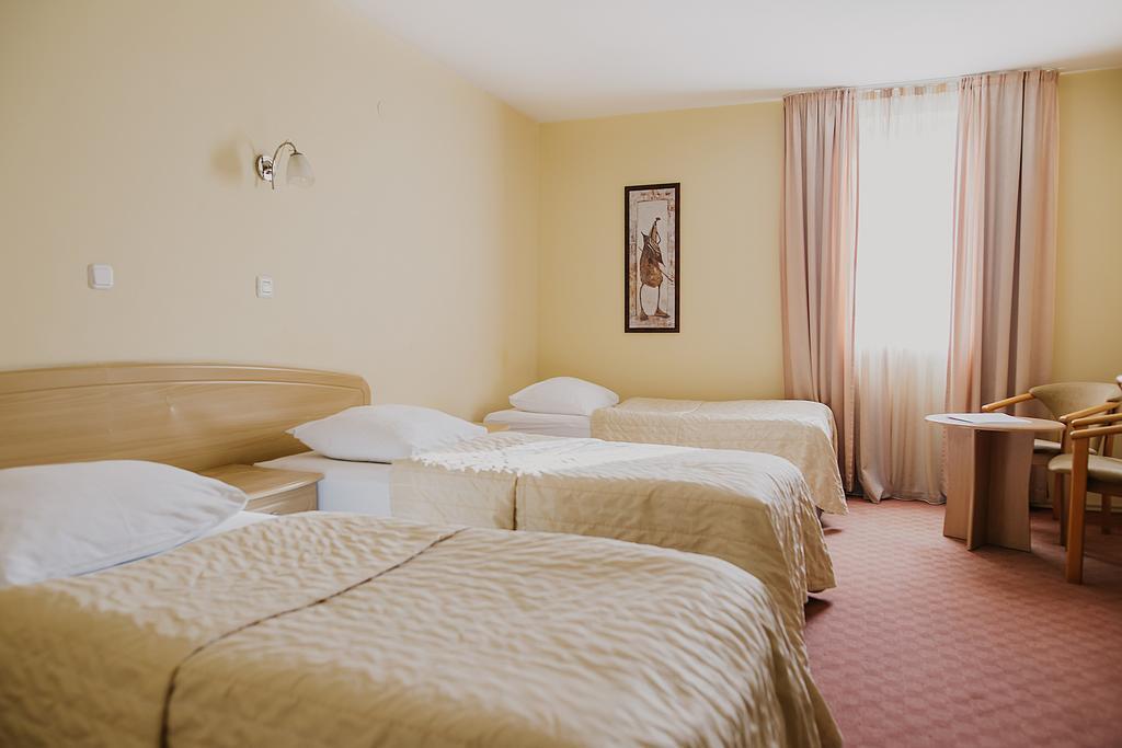 Hotel Silver โอซีเยก ภายนอก รูปภาพ